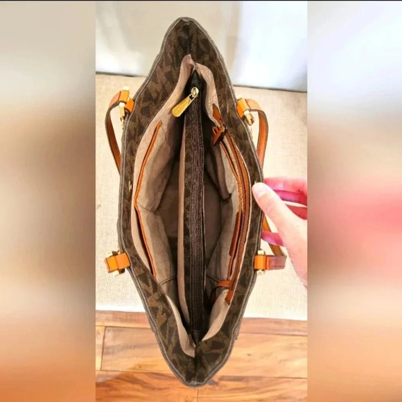 Michael Kors Signature Monogram Large Harper Tote - Picture 7 of 12